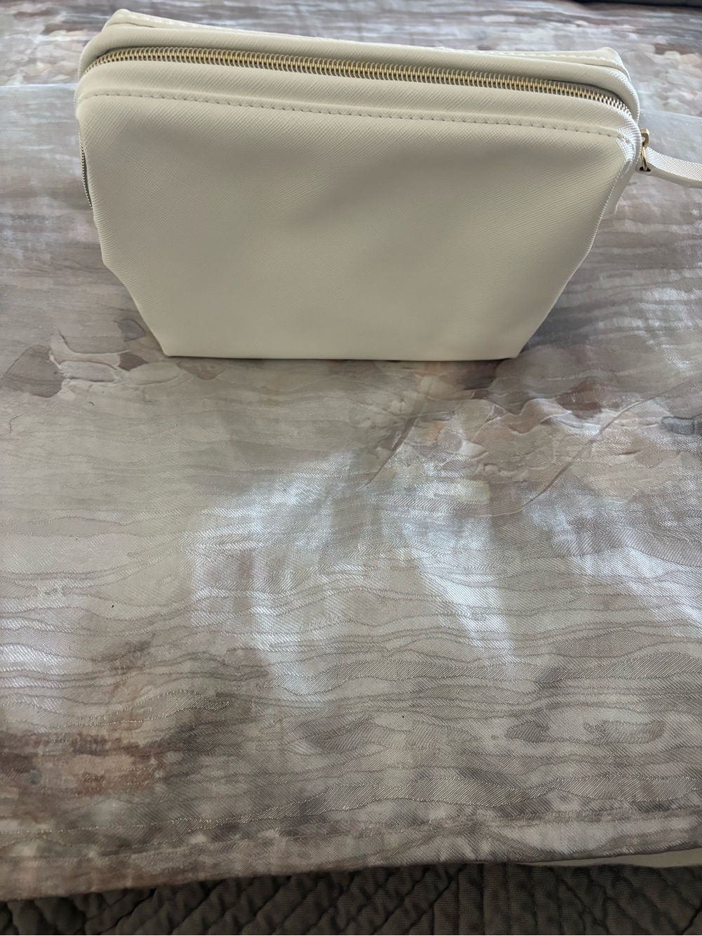 ELEMIS white Cosmetic Travel Case with Gold Logo - Picture 5 of 10